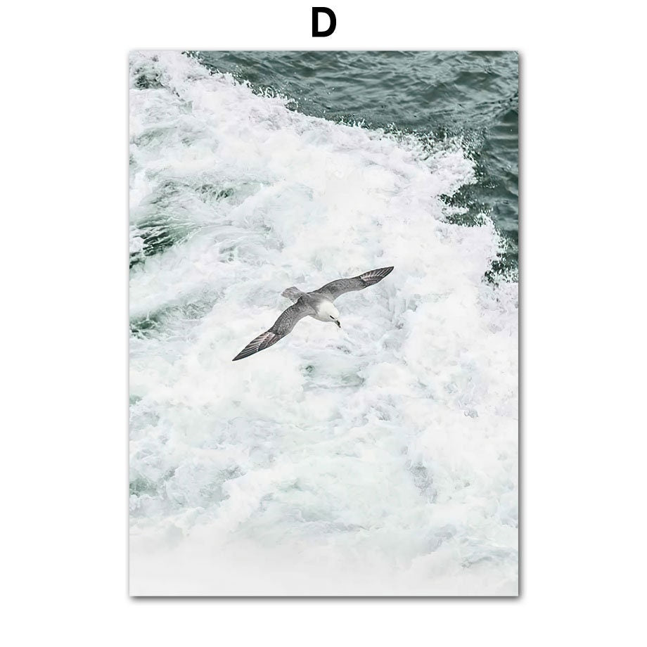 Seemöwe über Wellen schwebend, fabelhaftes Bild von justgoodmood, passend zur Posterreihe "Strand Wellen Meer Palmen Delfin Sonnenbrille Hut" für strandliebende Wohnräume.