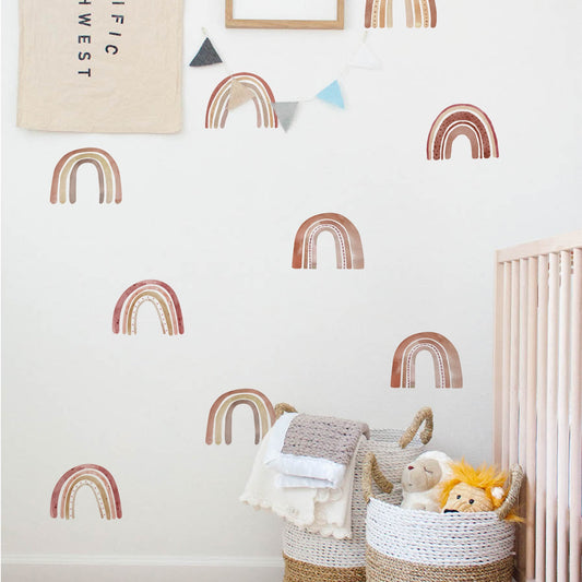 Fantasievolle Boho Regenbogen Wandaufkleber von JustGoodMood im Kinderzimmer, perfekt für die Wandgestaltung im Babyzimmer.