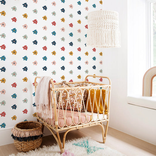 Bunte Wand aufkleber Kinderzimmer von justgoodmood in einem fantasievollen Schlafbereich mit einem gemütlichen Kinderbett und lebendigen Blumen-Designs, ideal für die Wanddeko im Babyzimmer.
