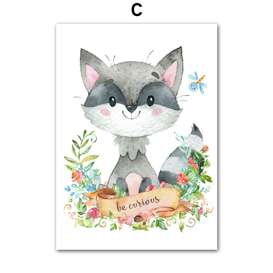 Niedliches Aquarellposter eines neugierigen kleinen Waschbären mit Blumen, personalisiert von justgoodmood für das Kinderzimmer, Poster Kinderzimmer Tiere Eule Bär Reh.