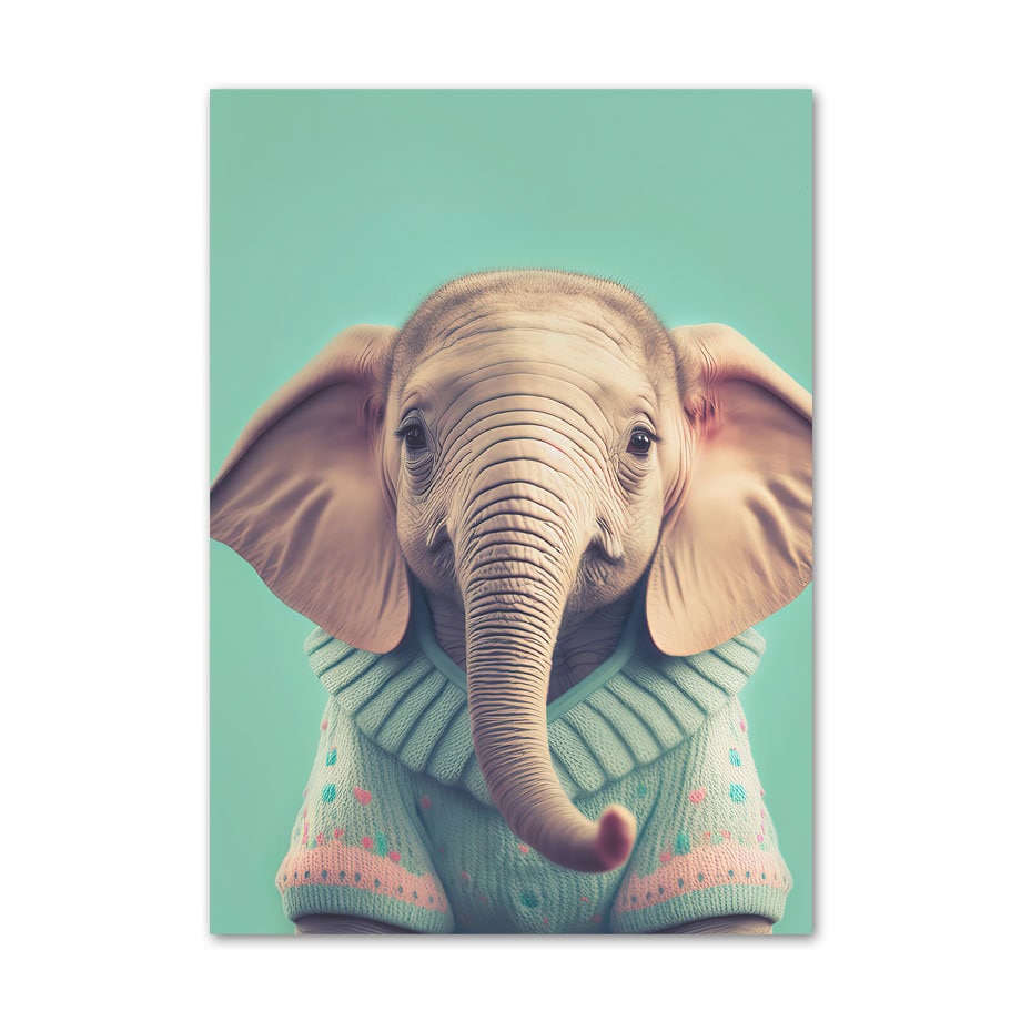 Verspieltes Poster von justgoodmood mit einem Elefanten in einem hellblauen Pullover, das jedem Kinderzimmer Freude bringt. Kinderzimmer Tiere Fuchs Elefant Bär Nashorn Erdmännchen Kunst Druck.
