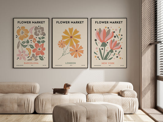 Stylische Präsentation des Poster Sets 'Blumen Markt' von justgoodmood in einem modernen Wohnzimmer mit Designs von Barcelona, London und New York.