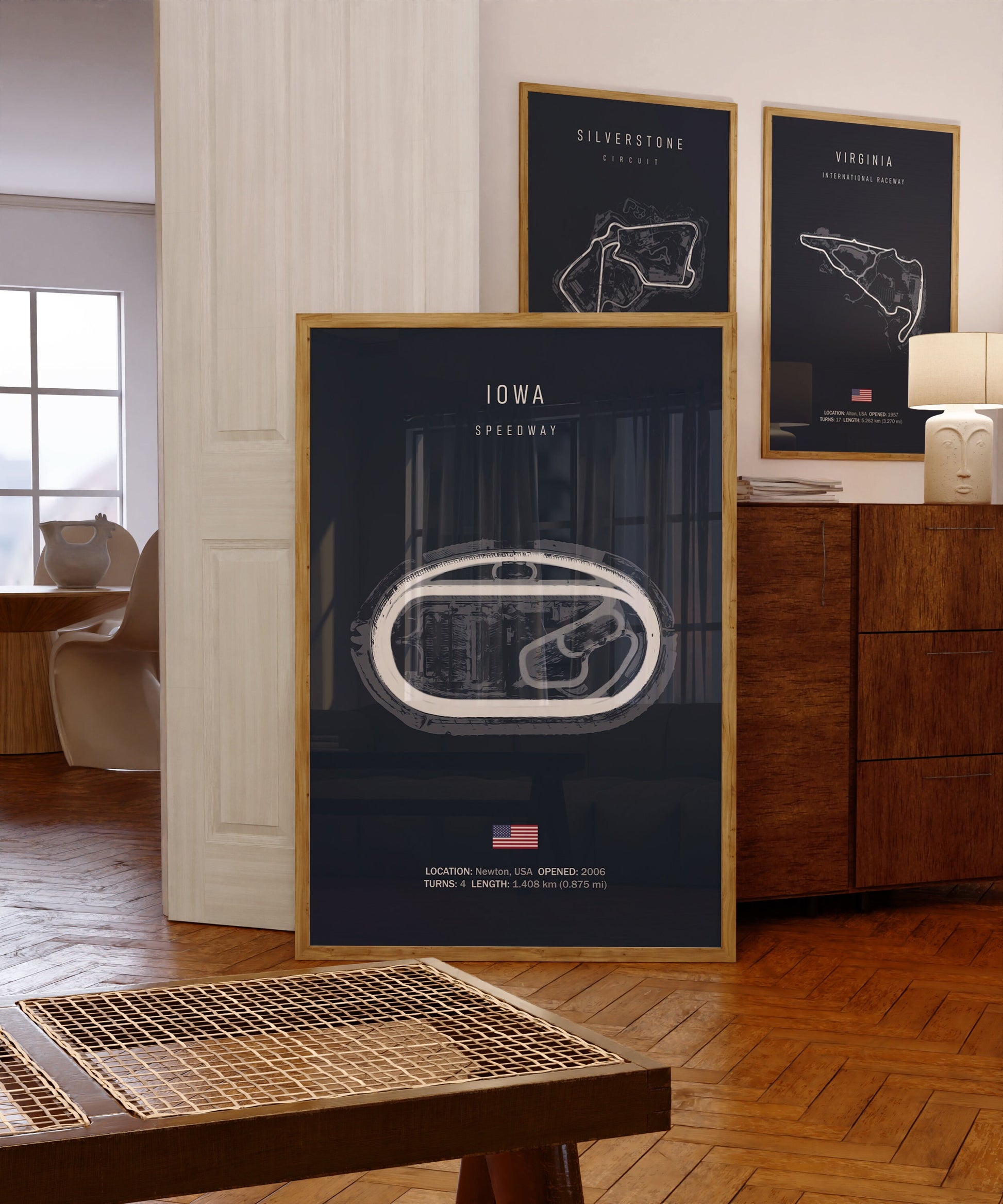 Wunderschöner Formel 1 Poster von justgoodmood - Iowa Speedway, fesselnde Wanddekoration für Fans des Motorsports, zeigt die innovative Streckenführung in ansprechendem Design.