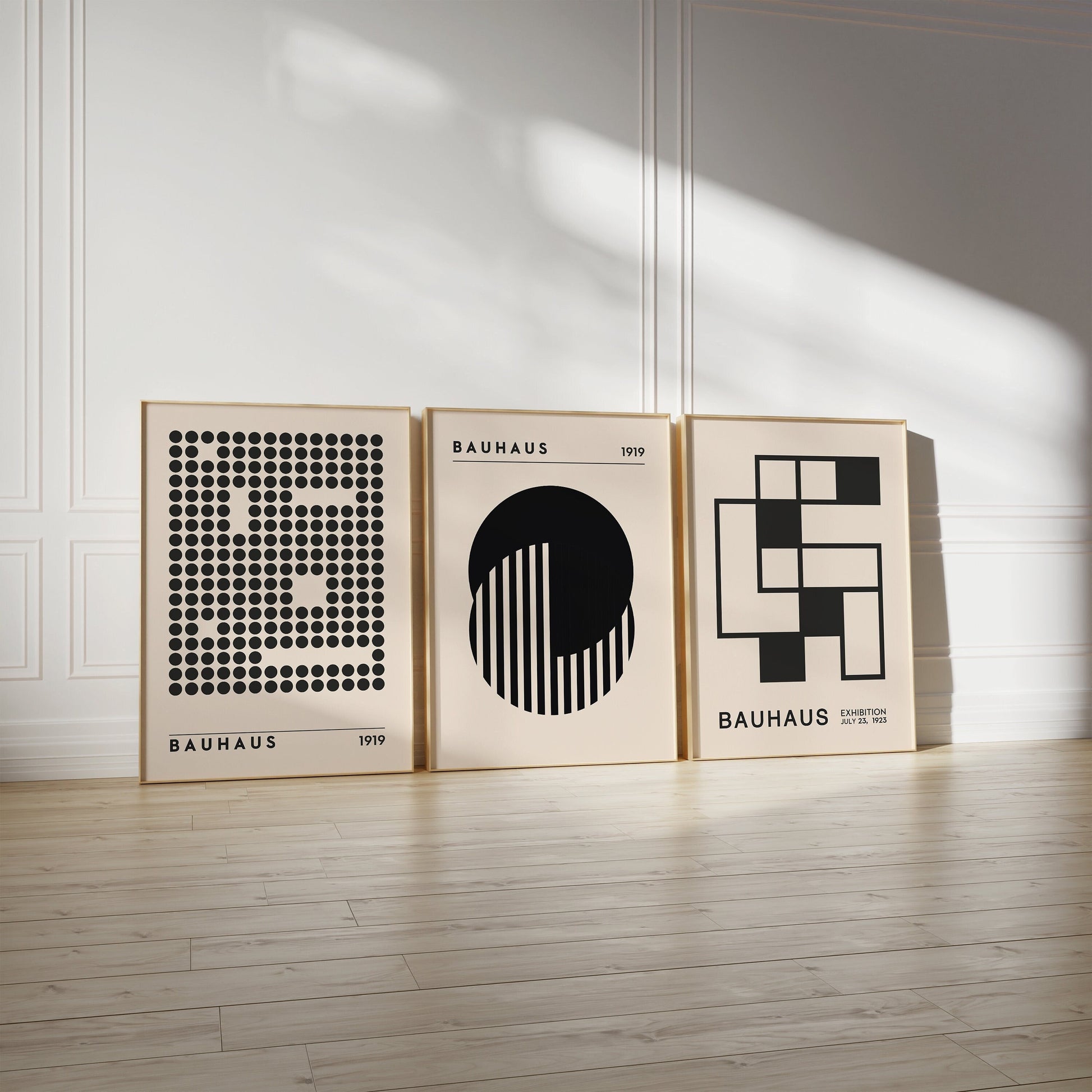 Bauhaus Ausstellung Poster von justgoodmood, stilvolle Wandkunst mit geometrischen Mustern in einem modernen Raum, perfekt für Deko und Geschenkideen. Zeitloses Design für kreative Akzente.