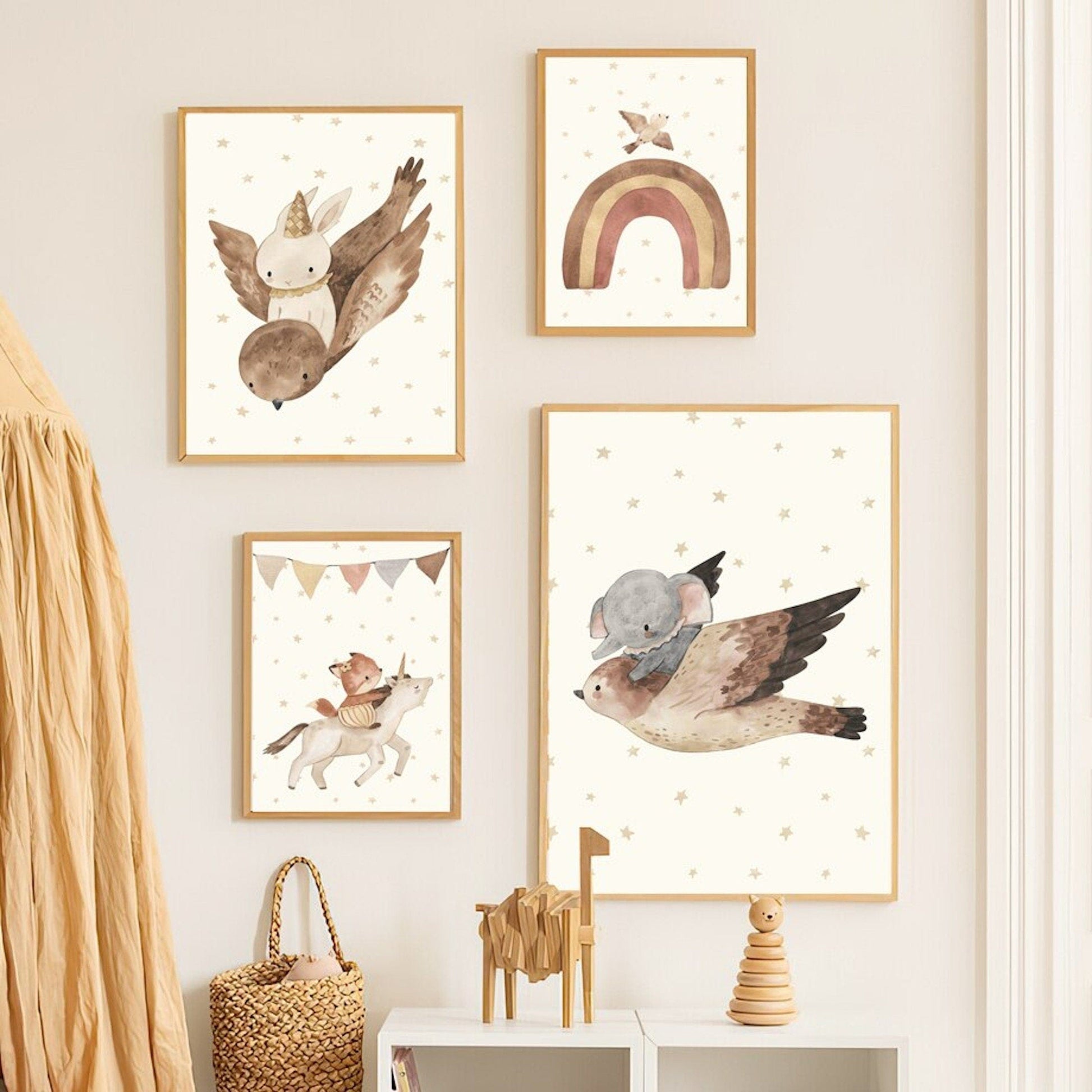 Poster Babyzimmer Bilder Löwe und Bär mit Luftballons Regenbogen Elefant und Hase fliegt und Sternenhimmel als Deko Print ohne Rahmen - justgoodmood