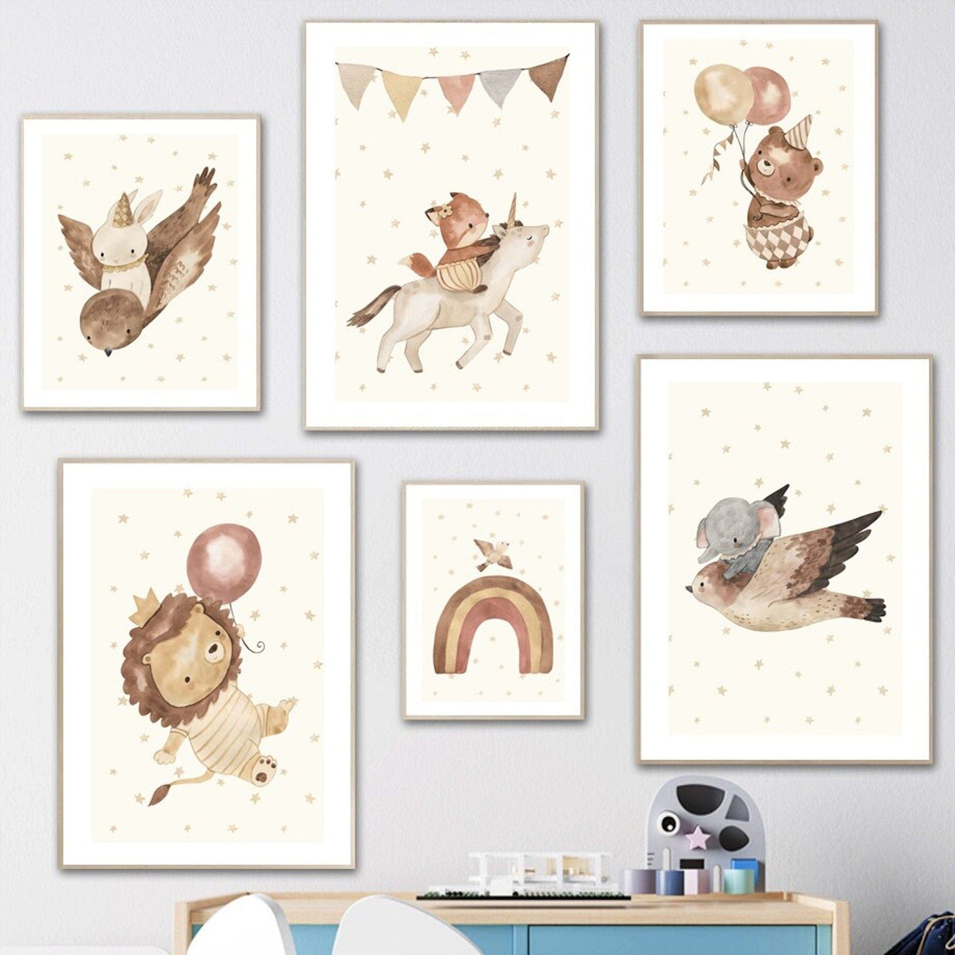 Poster Babyzimmer Bilder Löwe und Bär mit Luftballons Regenbogen Elefant und Hase fliegt und Sternenhimmel als Deko Print ohne Rahmen - justgoodmood