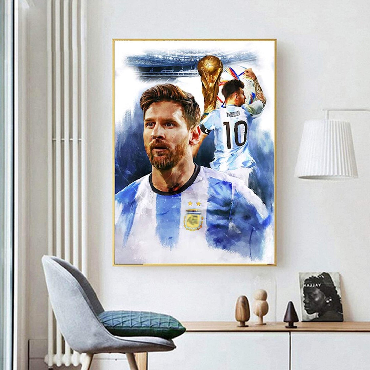 Poster Fußball Messi mit Sieger Pokal Weltmeisterschaft 2022 in Qatar mit Argentinien als Deko Print ohne Rahmen - justgoodmood
