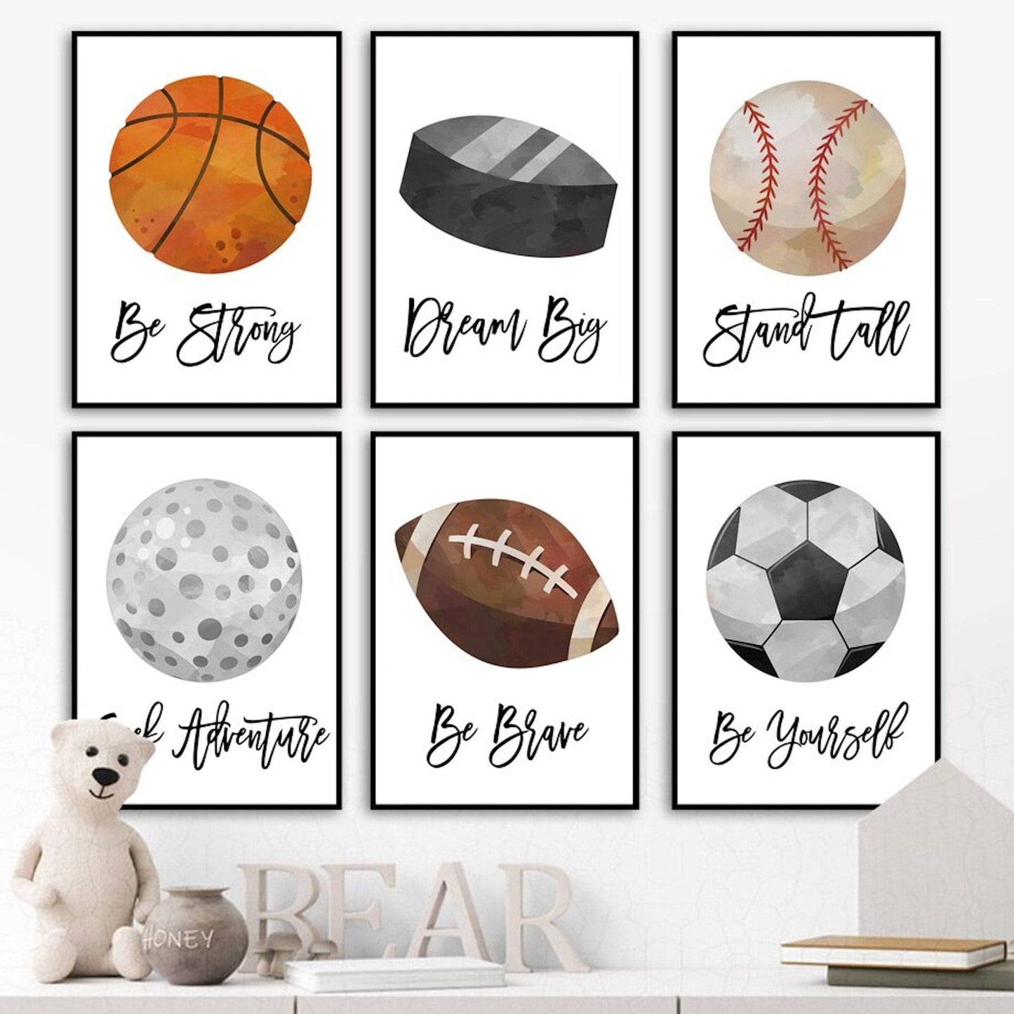 Poster Kinder Sportbälle Fußball Basketball Baseball Football Golfball und Eishockeypuck als Deko Print ohne Rahmen - justgoodmood